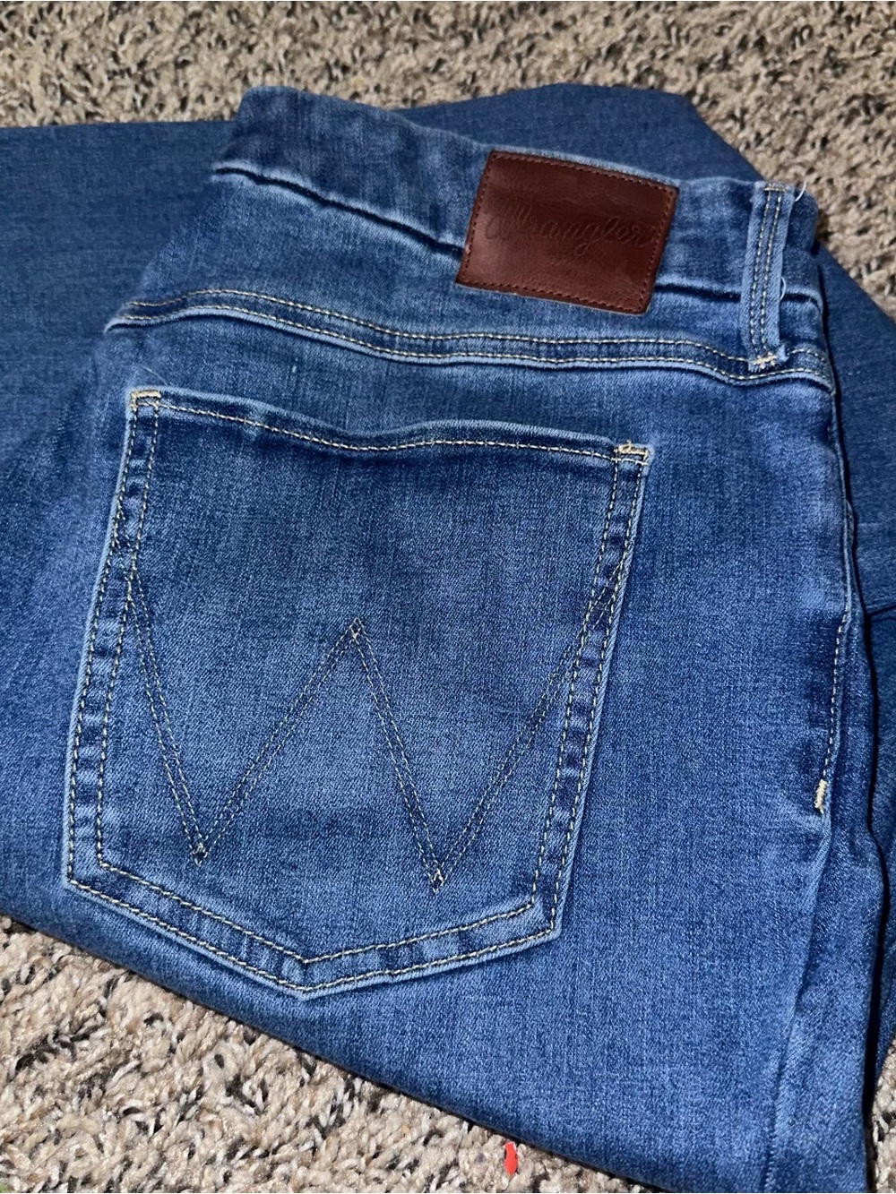 Wrangler Blue Straight-Leg Men's Jeans with Leather Patch
